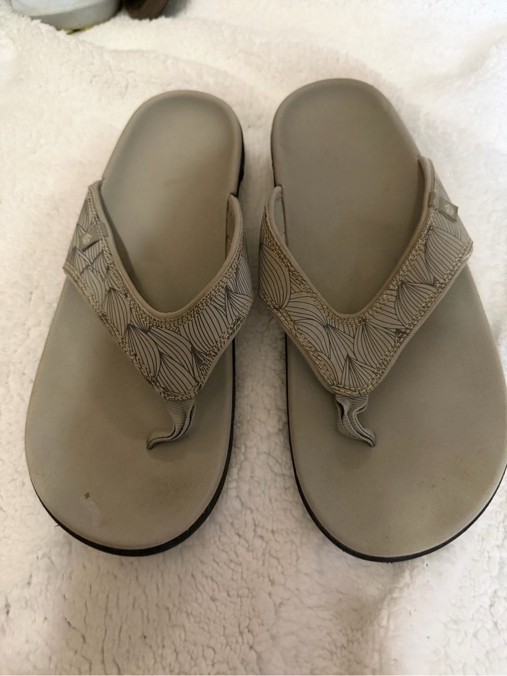 Revitalign yumi size 10 women’s Gray Patterned Thong Sandals